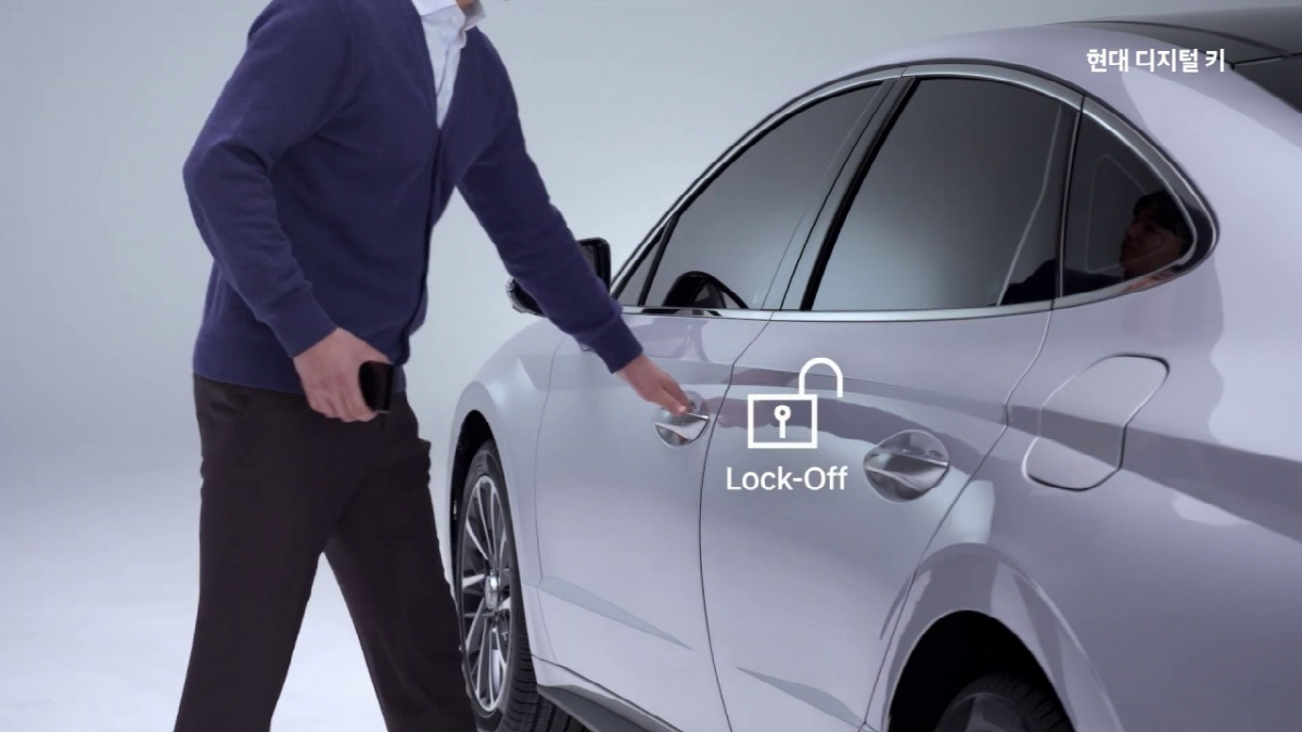 ▲스마트폰으로 잠긴 차의 문을 열 수 있는 시대가 도래했다. 차 문이 잠겼다면 지인의 스마트폰으로 차 열쇠를 공유하고 차문을 열 수 있다. 사진제공=현대자동차