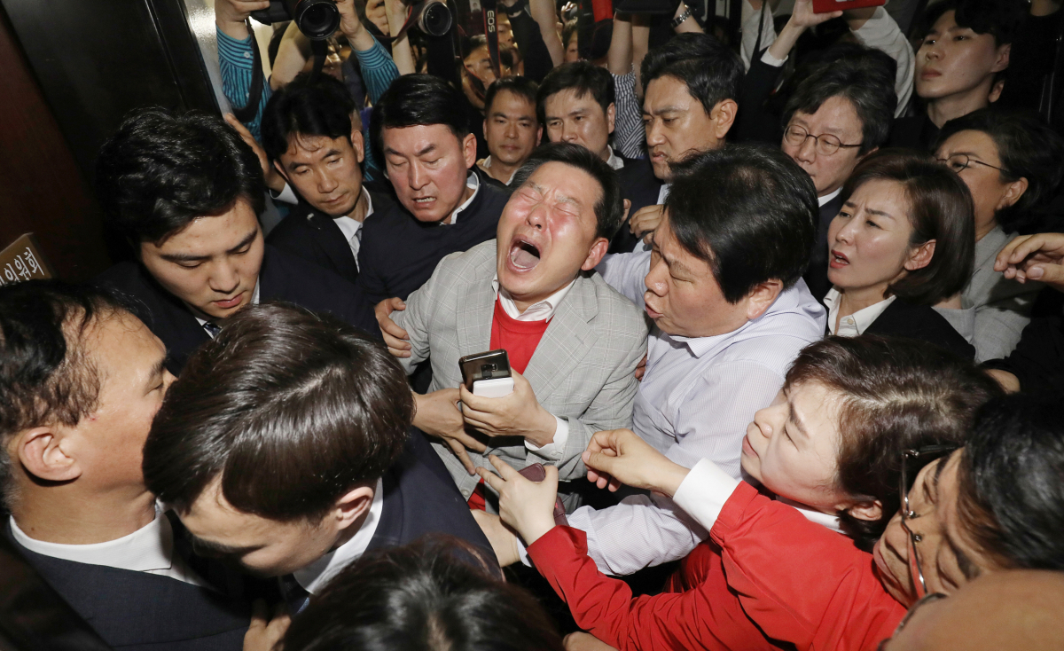 ▲29일 국회 사법개혁특별위원회 전체회의가 열린 국회 문화체육관광위원회 회의실 앞에서 자유한국당과 바른미래당 일부 의원들이 거세게 항의하고 있다.(사진=연합뉴스)