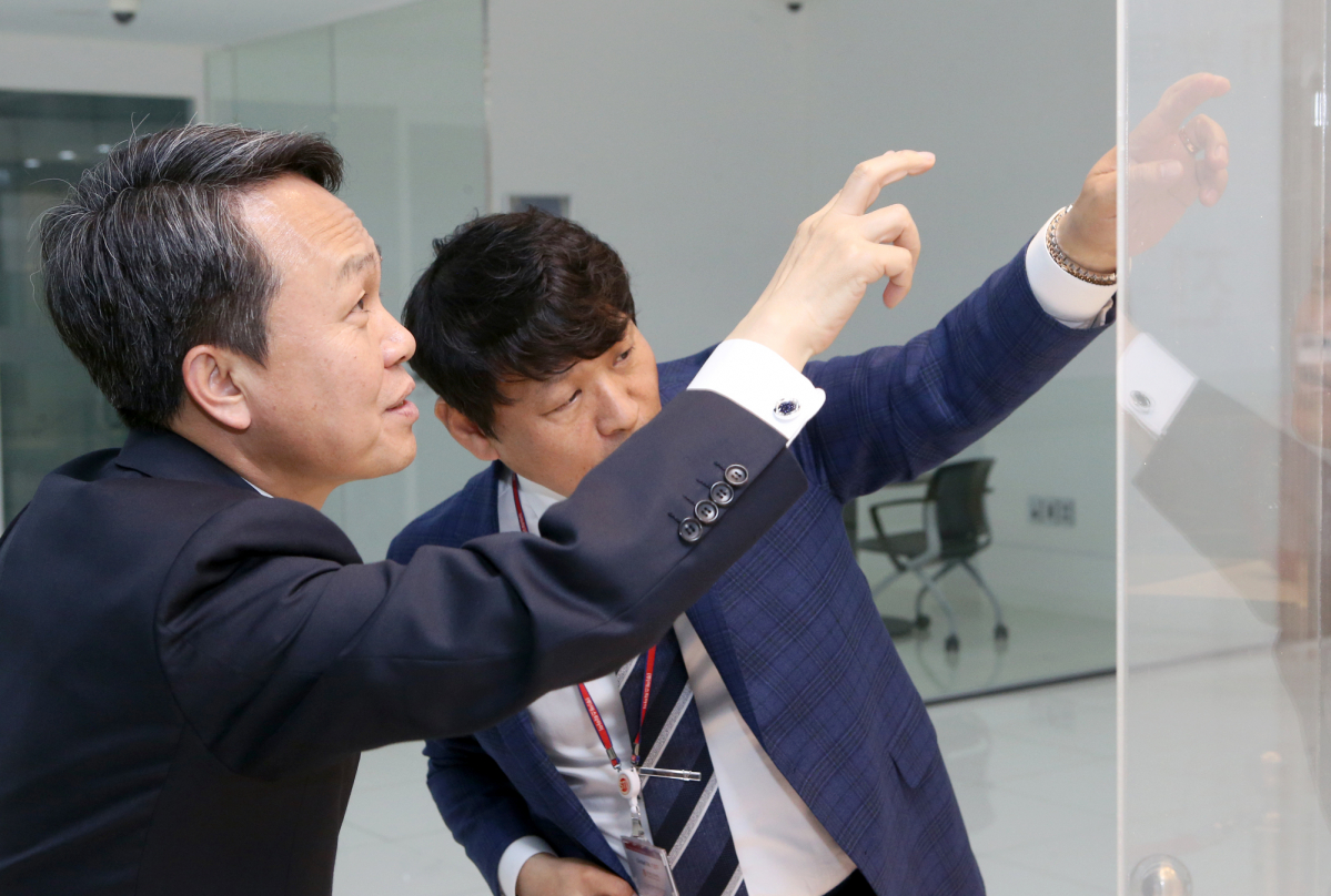 ▲진옥동 신한은행장(왼쪽)이 29일 진행한 대구·경북지역 현장 경영에서 글로벌 광섬유·신소재 제조업체 ㈜에스티아이를 방문해 서태일 대표이사(오른쪽)와 함께 생산 설비를 돌아보면서 의견을 나누는 모습(사진제공=신한은행)