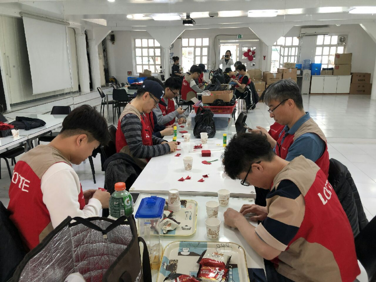 ▲화공산업플랜트부문 샤롯데봉사단이 가정의 달을 맞이해 카네이션을 만들고 있다.(사진출처=롯데건설)