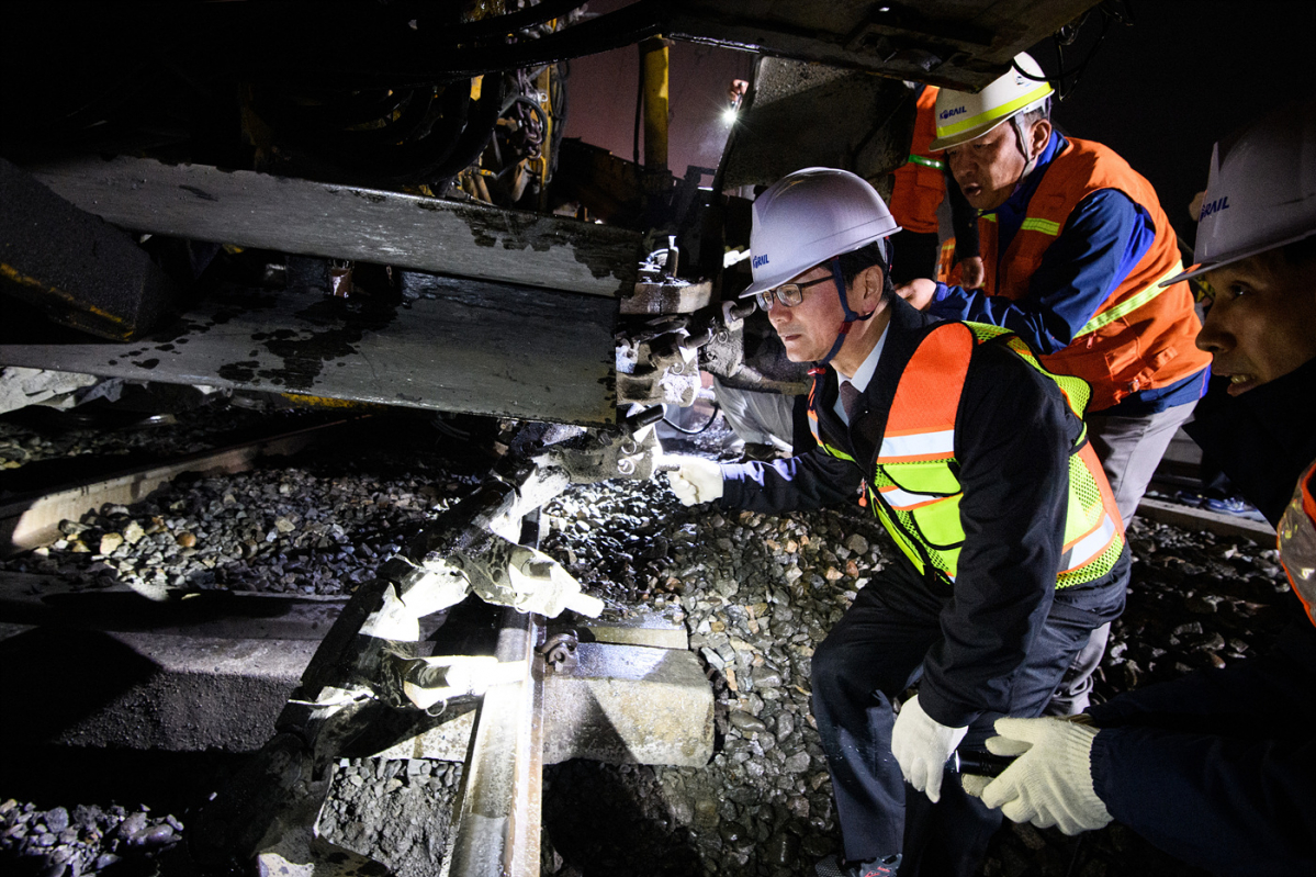▲손병석 코레일 사장이 30일 새벽 경부선 전의역과 전동역 사이 심야 선로유지보수 작업현장을 둘러보고 있다.(출처=코레일)