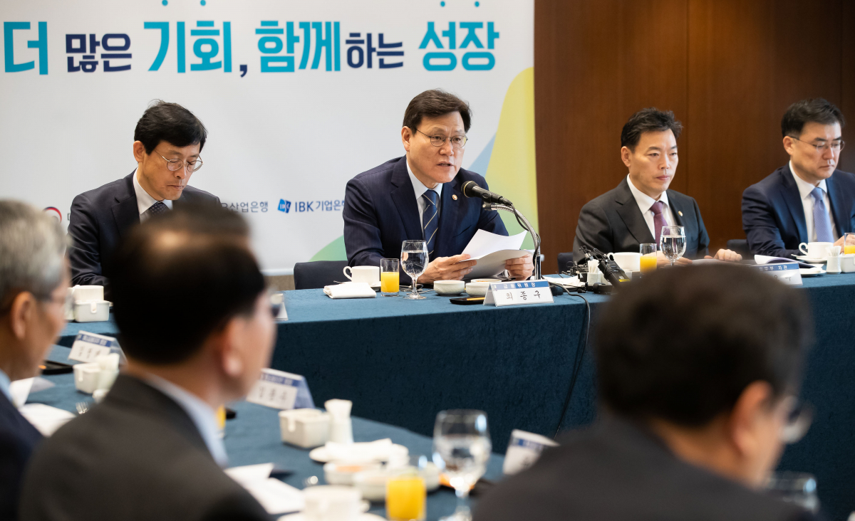 ▲최종구 금융위원장이 30일 서울 중구 은행연합회에서 열린 '혁신금융 민관합동 태스크포스(TF) 첫 회의에서 모두발언을 하고 있다.(사진제공=금융위원회)