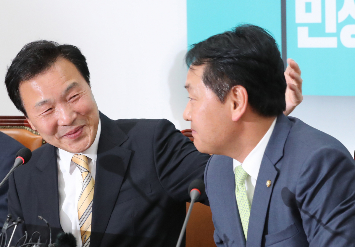 ▲바른미래당 손학규 대표가 30일 오전 국회에서 열린 기자회견에서 김관영 원내대표를 격려하고 있다.(사진=연합뉴스)