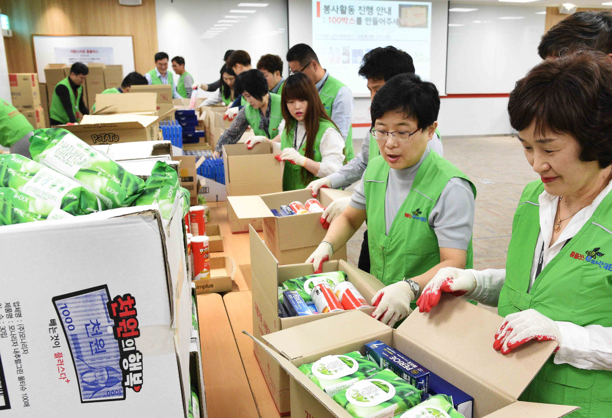 ▲임일순 사장을 비롯한 홈플러스 임직원들이 30일 서울 강서구 홈플러스 본사에서 나눔플러스 박스를 제작하고 있다. (홈플러스 제공)