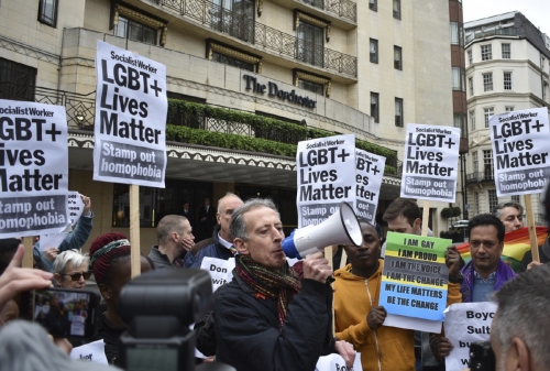 ▲영국 런던의 브루나이 국영 도체스터콜렉션호텔그룹 소유 도체스터호텔에서 6일(현지시간) 인권운동가들이 브루나이의 동성애자 사형 방침에 항의하는 시위를 벌이고 있다. 런던/AP뉴시스 
