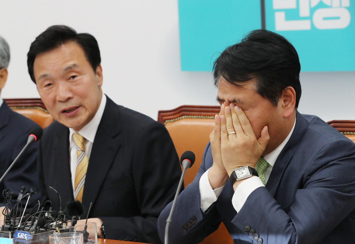 ▲바른미래당 김관영 원내대표(오른쪽)가 30일 오전 국회에서 열린 기자회견에서 패스트트랙 소회를 밝히면서 눈물을 흘리고 있다. (연합뉴스)