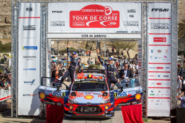 ▲프랑스에서 진행된 '2019 WRC' 시즌 4번째 대회인 코르시카 랠리에서 우승을 차지한 티에리 누빌(오른쪽)선수와 보조(Co)드라이버 니콜라스 질술이 기념촬영을 하고 있다. 사진제공 현대차