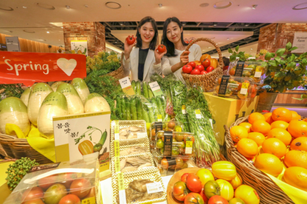 ▲2일 오전 현대백화점 천호점 식품관에서 직원들이 '봄을 맛봄!' 행사에서 선보일 제철 맞은 과일과 야채들을 소개하고 있다. (사진제공=현대백화점)