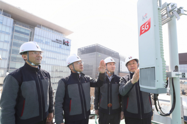▲KT 황창규 회장(왼쪽 두번째)이 서울 광화문 일대 5G 기지국이 구축된 곳을 방문해 네트워크 구축 현장을 살펴보고 있다.(사진제공= KT)