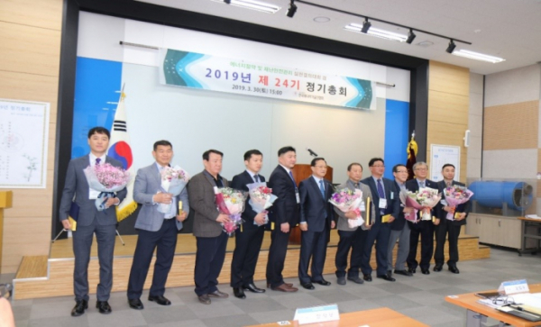 ▲지대식 삼진제약 과장(왼쪽 첫 번째)이 한국에너지공단 이사장 표창을 수상하고 있다.(사진제공=삼진제약)