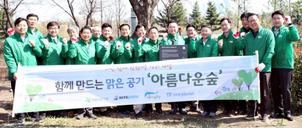 ▲하이트진로 김인규 대표(첫째줄 오른쪽에서 5번째)와 협력사 임직원들이 4일 아름다운숲 조성 행사에 참석했다.