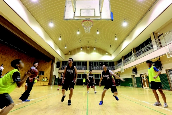 ▲유한양행 농구 동아리 윌로우 회원들이 성로원 아이들과 함께 농구 경기를 진행하고 있다.