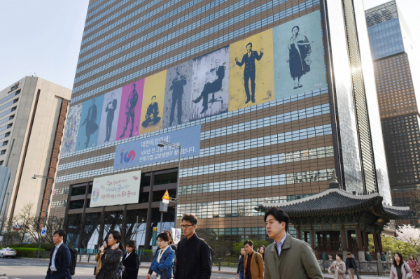 ▲독립운동가 9인의 모습이 담긴 서울 광화문의 교보생명 사옥(사진제공=교보생명)