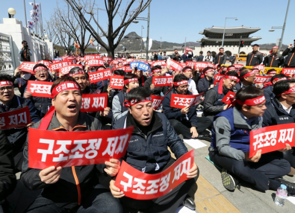 ▲전국사무금융서비스노동조합이 8일 오후 서울 종로구 정부서울청사 정문 앞에서 열린 '카드노동자 생존권 사수 투쟁 총파업 결의대회'에서 구호를 외치고 있다.(뉴시스)