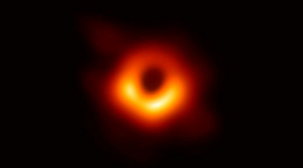 ▲EHT 프로젝트가 관측한 M87 중심부 초대형 블랙홀의 그림자(사진제공=한국천문연구원)