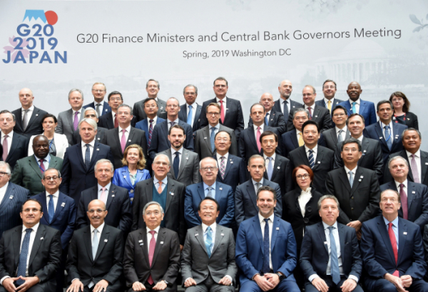 ▲홍남기 경제부총리 겸 기획재정부 장관(셋째 출 가운데)이 12일(현지시간) 미국 워싱턴 국제통화기금(IMF)에서 열린 G20재무장관회의에 참석해 각국 참석자들과 기념사진을 찍고 있다.(뉴시스)