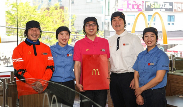 ▲맥도날드 울산 달동점 직원들이 이장훈 크루(중앙)와 함께 기념 사진을 촬영하고 있다.