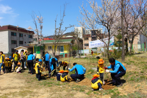 ▲삼천리 임직원들이 17일 푸른 청량산 만들기 행사에 참여해 나무를 심고 있다.(사진제공=삼천리)