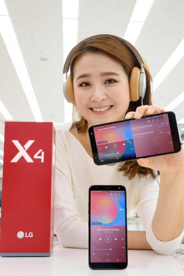 ▲하이파이 쿼드DAC 탑재한 실속형 LG X4 21일 모델이 LG 베스트샵에서 26일 출시하는 LG X4를 소개하고 있다.(사진 제공=LG전자)