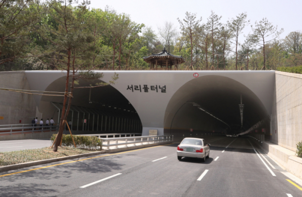 ▲22일 개통한 서울 서초대로 서리풀터널에서 차량들이 통행하고 있다.(연합뉴스)