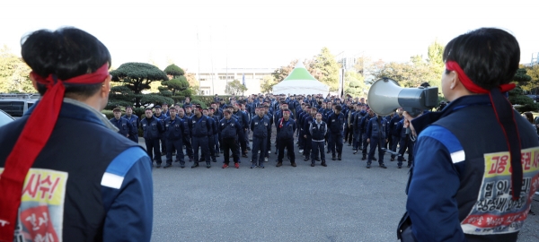 ▲지난해 10월 19일 인천시 부평구 한국지엠 부평공장 본사 앞에서 한국지엠 노조원들이 투쟁 결의를 다지고 있다. 연합뉴스