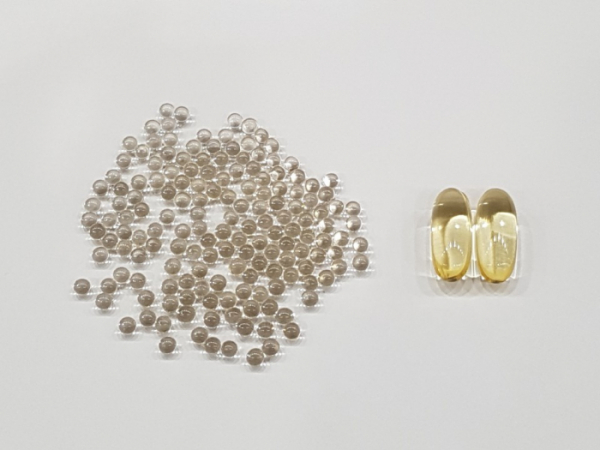 ▲기존 오메가-3 제품(오른쪽)과 ‘오메틸큐티렛연질캡슐’ 비교(사진제공=한국유나이티드제약)