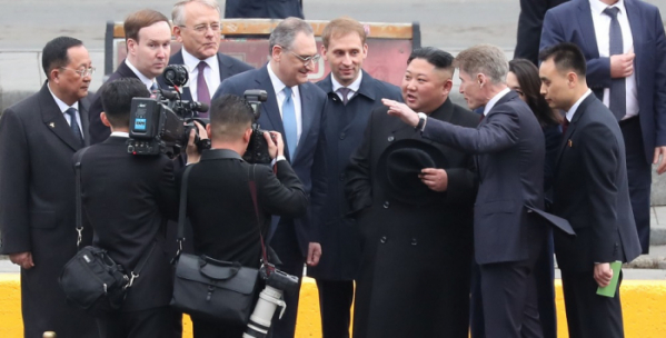 ▲김정은 북한 국무위원장이 북러 정상회담을 위해 러시아 블라디보스토크역에 도착했다. (연합뉴스)