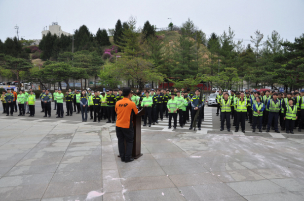 ▲24일 오비맥주 청주공장 임직원들이 공장서 청주 서부 소방서와 합동으로 소방대응 훈련을 실시하고 있다.