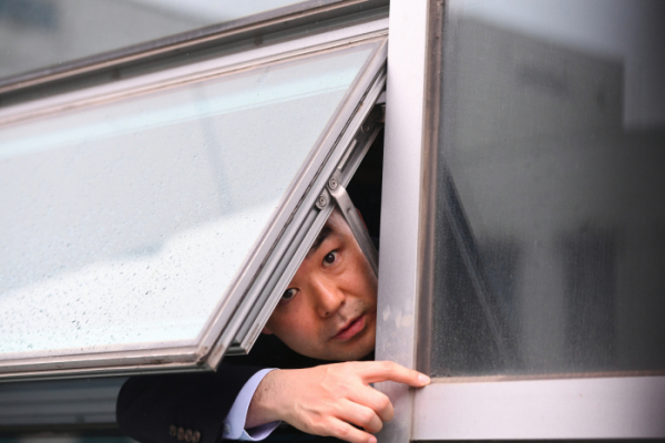 ▲자유한국당 의원들이 채이배 바른미래당 의원의 사무실을 점거하자 채 의원이 창문을 통해 기자들과 인터뷰하고 있다. (사진=연합뉴스)
