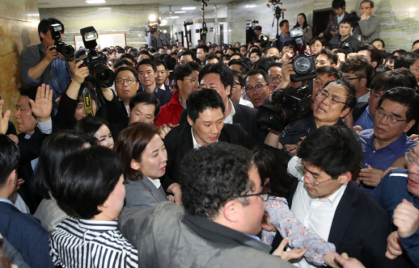 ▲자유한국당 의원과 보좌관들이 25일 국회 의안과 진입을 시도하다 국회 관계자들과 몸싸움을 벌이고 있다.(연합뉴스)