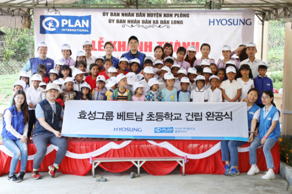 ▲효성이 지난 23일 베트남 중부 꼰뚬 성 내에 있는 꼰플롱 현 꼰촛 마을에서 초등학교 리모델링 준공식을 진행했다.(사진제공=효성)