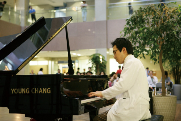 ▲1년(2008~2009)간 서울아산병원 로비음악회에 참여한 정운경원장의 연주모습.