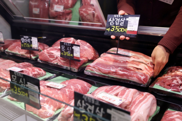 ▲중국에서 아프리카돼지열병이 확산되면서 국내 돼지고기 가격도 오름세를 보이는 가운데 28일 서울 중구의 한 백화점 정육코너에서 직원이 돼지고기를 진열하고 있다.  dadazon@newsis.com(뉴시스)