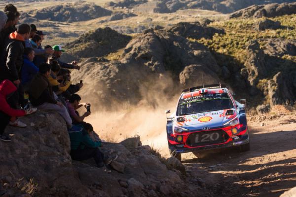 ▲현대차 월드랠리팀이 WRC 올 시즌 4차전 우승에 이어 5차 아르헨티나 전에서도 우승을 거머쥐었다. 5차전에서 질주 중인 'i20 WRC' 랠리카의 모습. (사진제공=현대차)