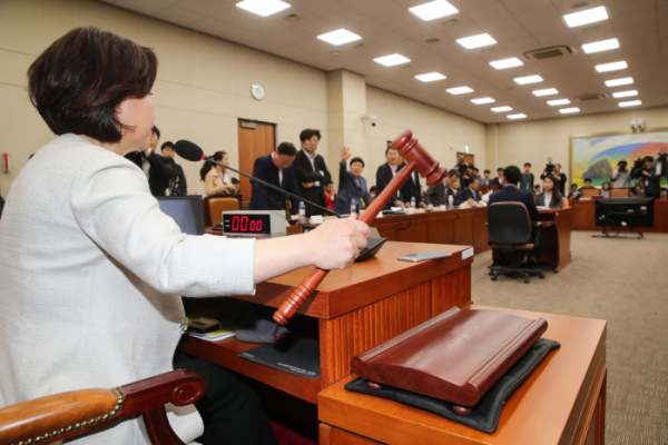 ▲심상정 국회 정치개혁특별위원회 위원장이 29일 국회 정무위 회의실에서 열린 정치개혁특위에서 의사봉을 두드리고 있다.(사진=연합뉴스)