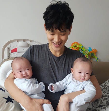 ▲㈜한화 강대석 과장이 안식월을 통해 쌍둥이 아기를 돌보고 있다.(사진제공=한화그룹)