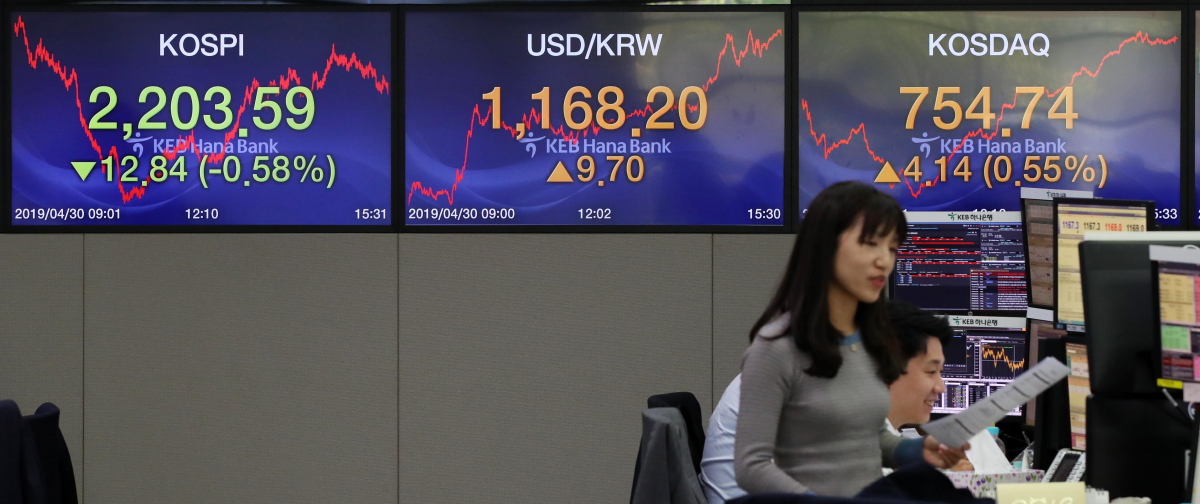 ▲30일 코스피는 전일 대비 12.84p(0.58%) 내린 2203.59로, 코스닥은 4.14p(0.55%) 오른 754.74에 마감했다. (출처=뉴시스)