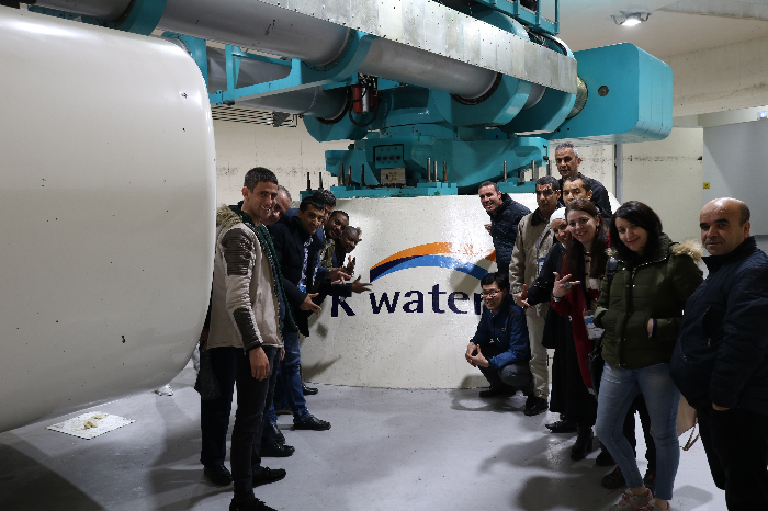 ▲아산물환경센터를 방문한 알제리 연수생들이 기념촬영을 하고 있다. (한국수자원공사)