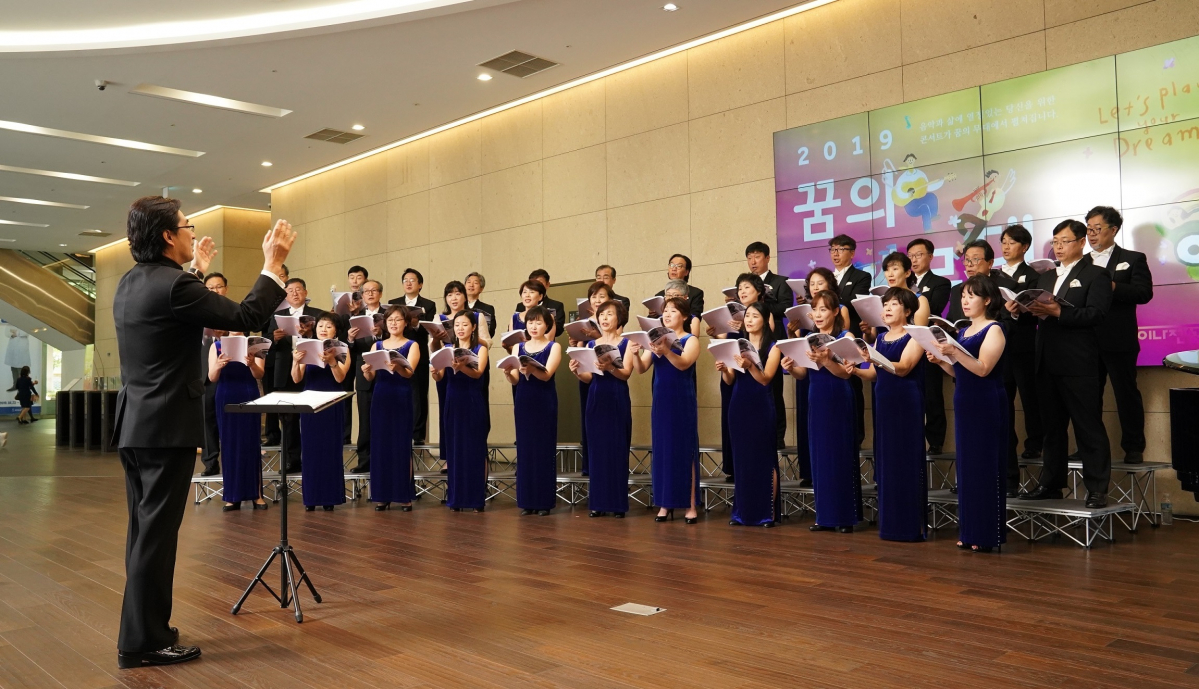▲2일 라이나생명 본사 시그나타워에서 ‘2019 꿈의 무대’ 첫 번째 무대로 서울싱잉커플즈가 공연을 하고 있다.(사진제공=라이나생명)
