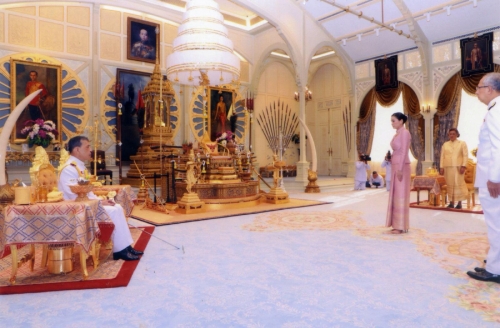 ▲마하 와찌랄롱꼰 태국 국왕이 1일(현지시간) 그의 근위대장인 수티다 와찌랄롱꼰 나 아유타야와 결혼식을 하고 있다. 로이터연합뉴스
