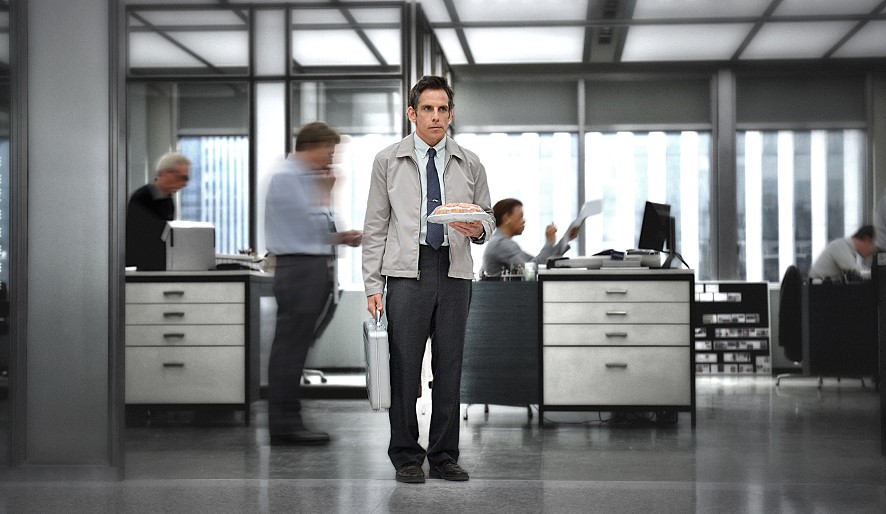 ▲세상이 빠르게 바뀌어가지만, 미디어 산업의 상당수는 사진 속 월터 미티처럼 우두커니 하루하루를 견뎌나가고 있는 경우가 많다. (제공=20세기폭스코리아)