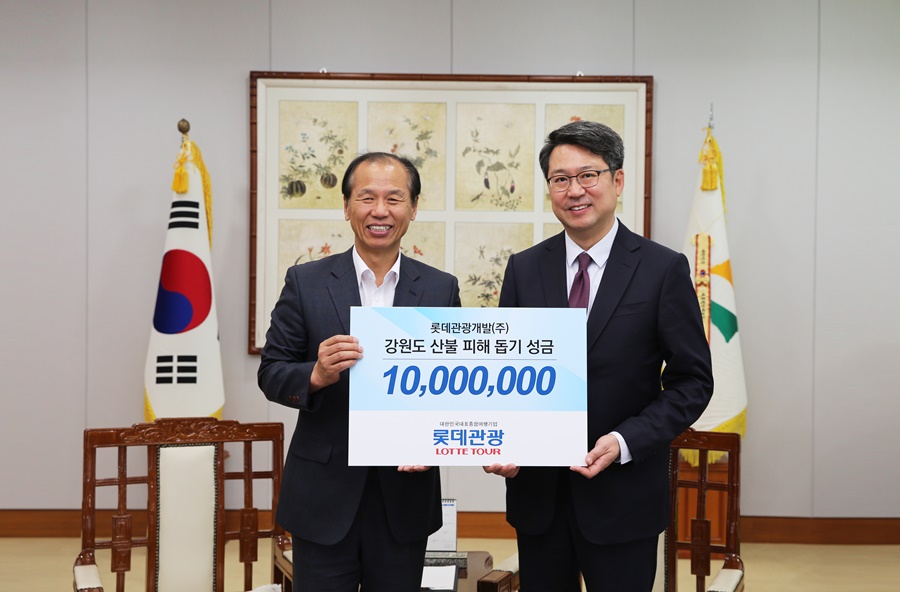 ▲최문순 강원도지사(왼쪽)와 백현 롯데관광개발 대표이사.(사진제공=롯데관광개발)