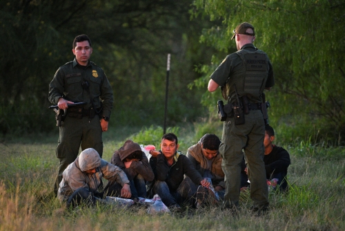 ▲미국 국경순찰대원들이 지난달 9일(현지시간) 텍사스주 미션에서 불법으로 국경을 넘은 이민자들을 체포하고 있다. 미션/로이터연합뉴스 
