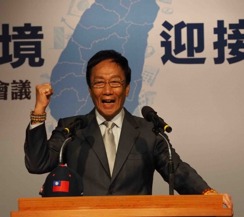▲궈타이밍 훙하이정밀공업 회장 겸 2020년 대만 총통 선거 후보가 지난달 30일(현지시간) 타이베이에서 열린 한 경제포럼에서 연설하고 있다. 타이베이/EPA연합뉴스
