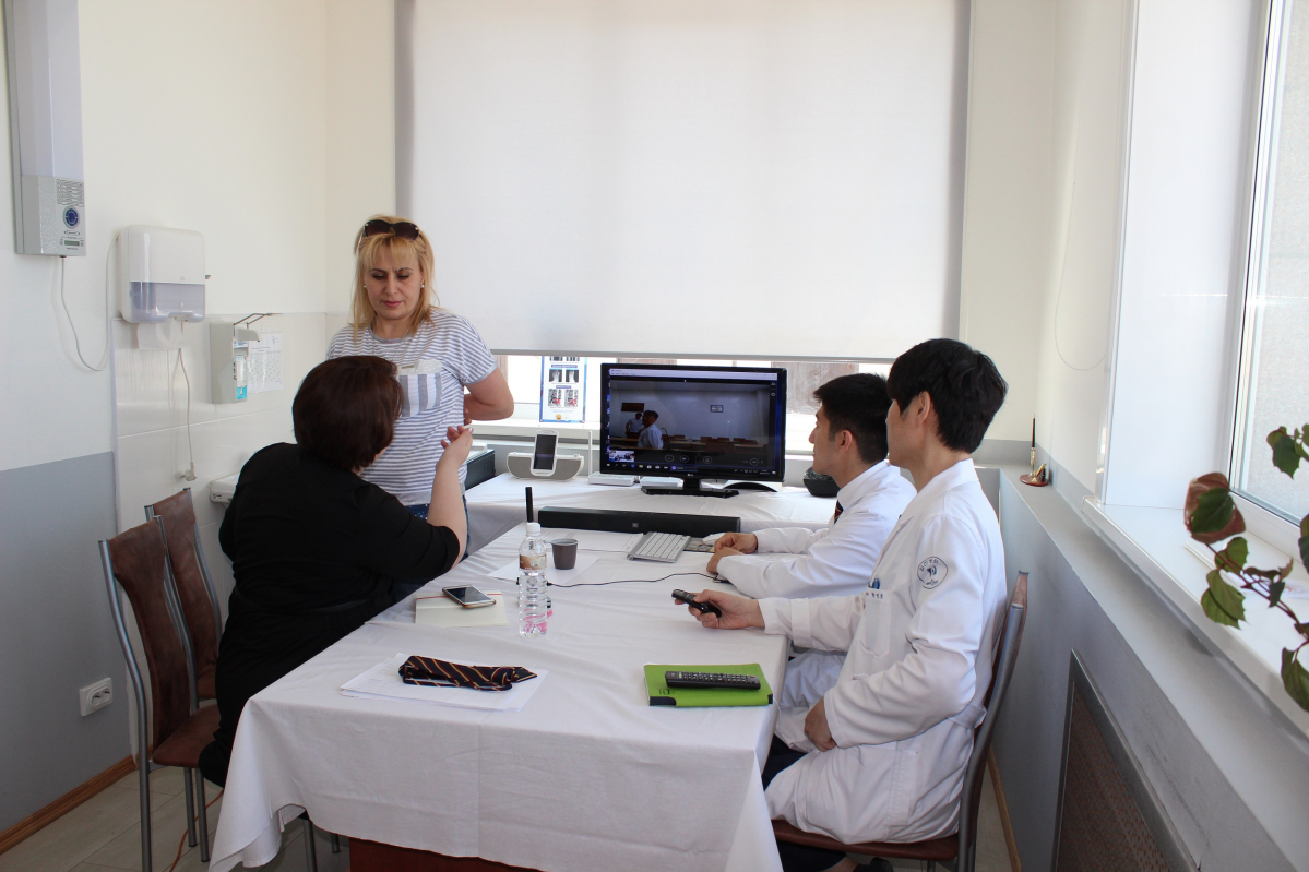 ▲사할린 힘찬병원에서 러시아 현지 환자(이즈마일로바 라미자)가 부평힘찬병원 주치의에게 원격 화상진료를 받고 있다.(힘찬병원)