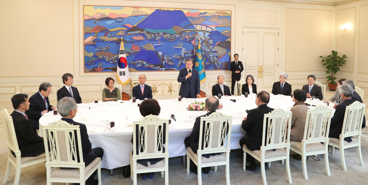 ▲문재인 대통령이 2일 청와대에서 열린 사회계 원로 초청 오찬간담회에서 인사말을 하고 있다. 뉴시스