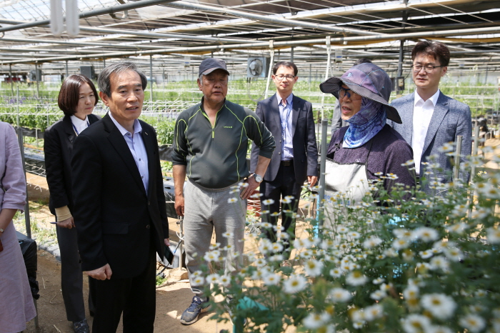 ▲김병숙 한국서부발전 사장(앞줄 왼쪽)이 2일 태안군에 소재한 농가를 찾아 현장 점검을 하고 있는 모습. (한국서부발전)