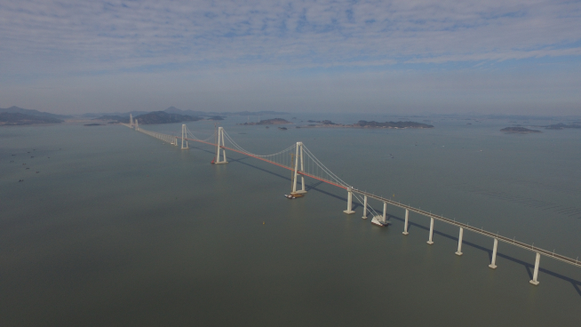 ▲대림산업이 준공한 전남 신안군 천사대교의 현수교 구간 전경(사진=대림산업)