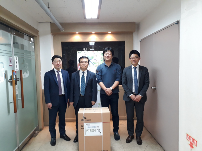 ▲한국석유관리원 및 지역아동 돌봄센터 직원들이 3일 공기청정기 기증식을 가진 뒤 기념 촬영을 하고 있다. (한국석유관리원)