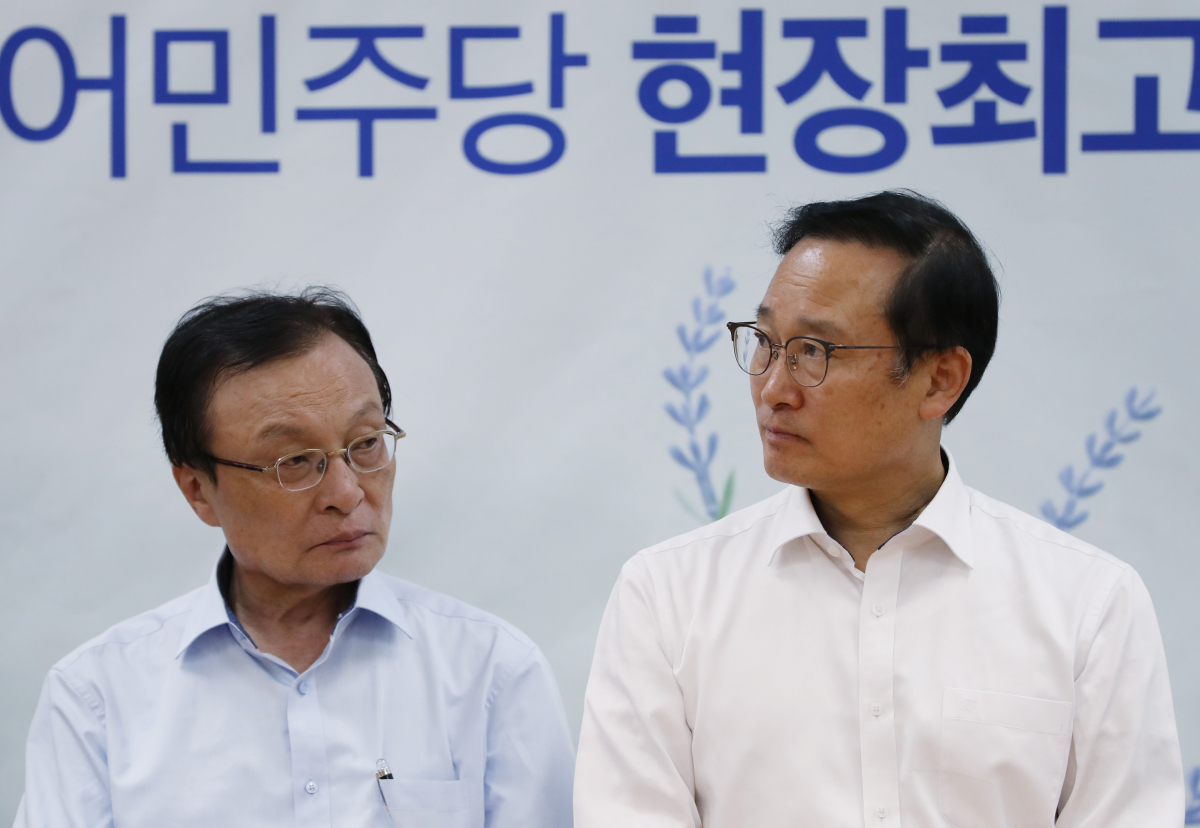 ▲3일 서울 관악구 구암유치원에서 열린 더불어민주당 현장최고위원회의에서 이해찬 대표와 홍영표 원내대표가 굳은 표정을 짓고 있다.(사진=연합뉴스)